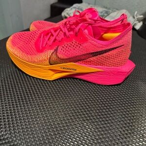 Nike men’s 10/womens 11.5 hyper Pink and Orange Running Shoes